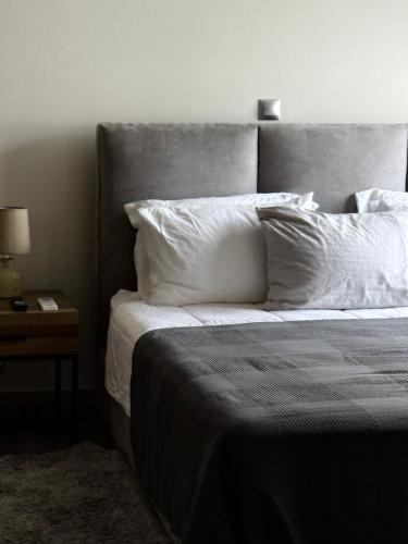 une chambre avec un lit avec des draps blancs et des oreillers dans l'établissement 1 Bedroom Cozy Studio, à Athènes