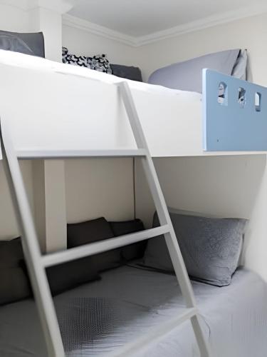Una cama o camas en una habitación de Desperte com o Azul do Mar na Sua Janela!