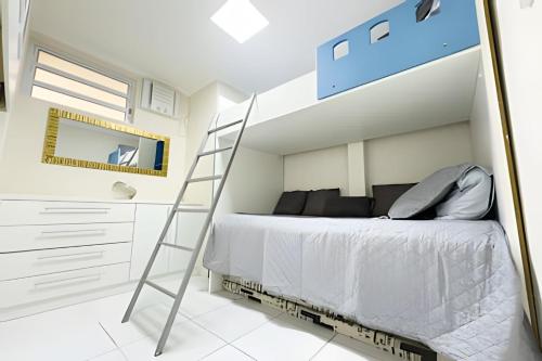 Una cama o camas en una habitación de Desperte com o Azul do Mar na Sua Janela!