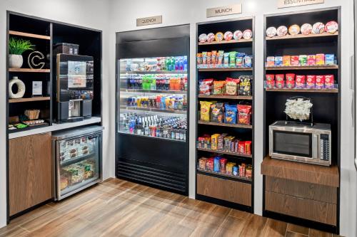 Кухня или мини-кухня в Courtyard by Marriott Modesto North

