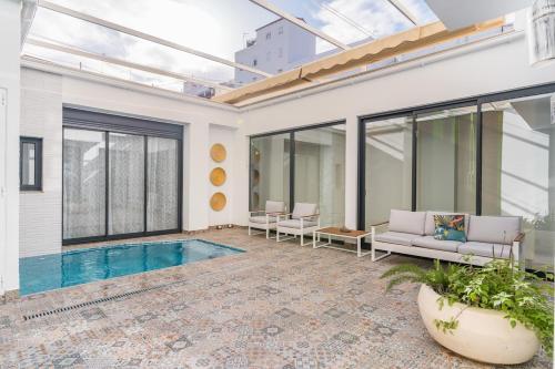 Invalencia - Visitacion Pool House