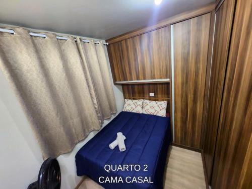 a small bed in the corner of a small room at Casa com Piscina in Londrina