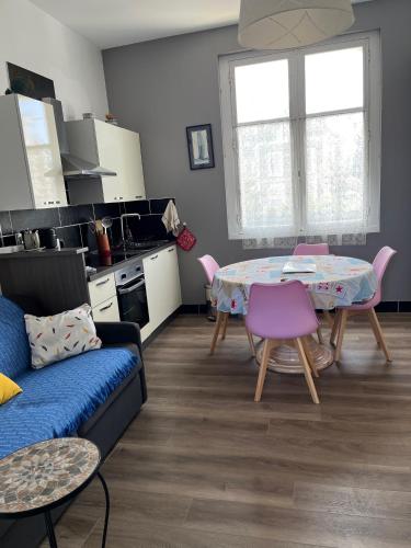 un salon avec une table et une cuisine dans l'établissement 46 Avenue Pasteur, à Saint-Malo