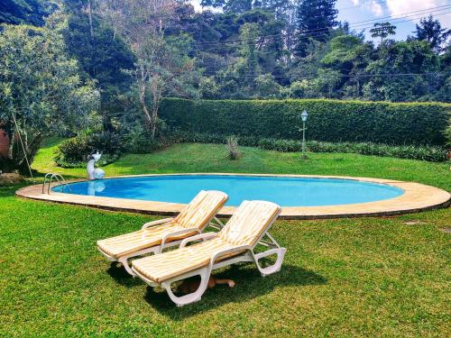 Kolam renang di atau dekat dengan Chalés Sitio Araras