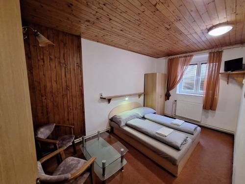 Postel nebo postele na pokoji v ubytování RETRO Apartmány Podhájska