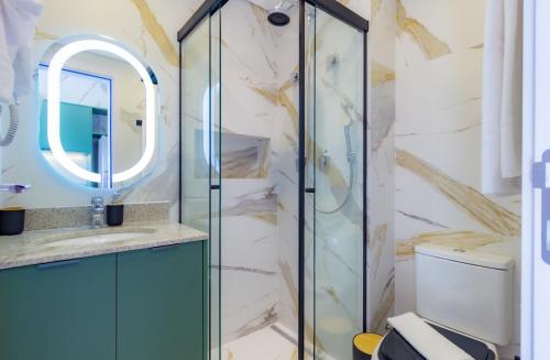 a bathroom with a glass shower and a toilet at Prime Grand Vitrali Moema in Sao Paulo