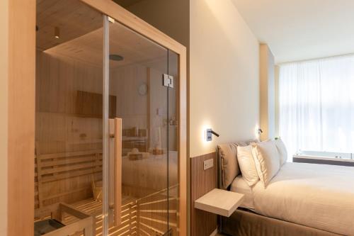 ein Schlafzimmer mit Glasdusche und Bett in der Unterkunft Boutique Casa Giulietta in Como