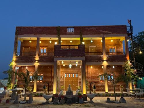 un grande edificio con luci di fronte di The Sunrise Retreat a Jodhpur