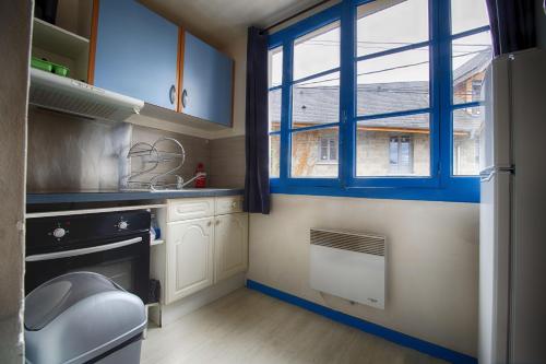 - une cuisine avec une fenêtre, un évier et une cuisinière dans l'établissement Appartement 2 pièces de 48 M2, à Aix-les-Bains