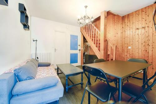 un salon avec un canapé et une table dans l'établissement Appartement 2 pièces de 48 M2, à Aix-les-Bains