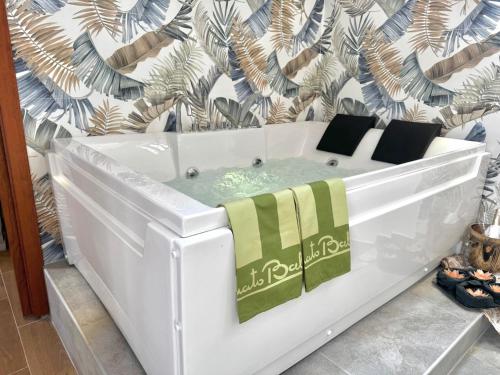 アチレアーレにあるDimora Lilibeo Jacuzzi Suiteのバスタブ(水のプール付)
