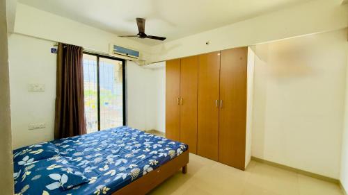 蒂鲁帕蒂Newly Built Beautiful and Spacious 2bhk in Tirupati Near Bus stand and Railway Station的带床和窗户的卧室