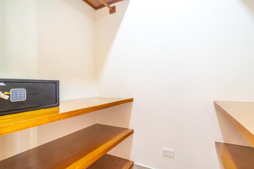 ein kleiner Fernseher auf einem Holzregal in der Unterkunft 2 Bedroom-ojochal-pool-easy Access-fast Internet in Ojochal