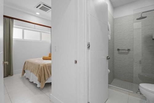 Koupelna v ubytování AL117 -Resort Pool-Beach Tennis court- 2BR condo-Close to Palm Beach