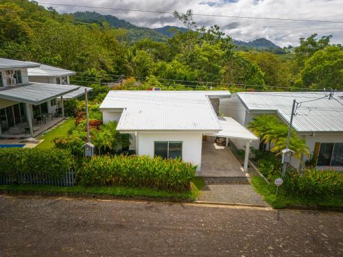 eine Reihe von Häusern mit weißen Dächern in der Unterkunft 2 Bedroom-ojochal-pool-easy Access-fast Internet in Ojochal