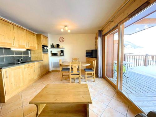 une cuisine et une salle à manger avec une table et des chaises dans l'établissement Chalet Adele - Appartement 4 personnes situé en bord de piste St Martin de Belleville MAE-5684, à Saint-Martin-de-Belleville