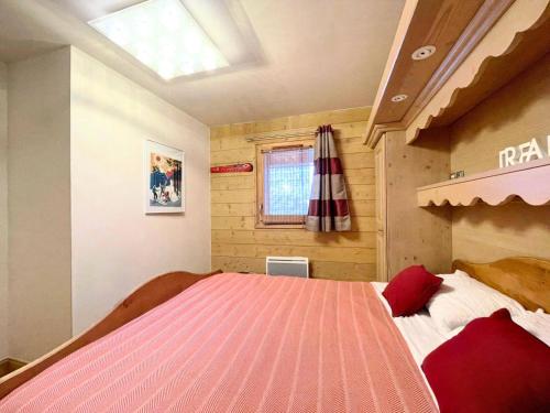 - une chambre avec un grand lit rose dans l'établissement Chalet Adele - Appartement 4 personnes situé en bord de piste St Martin de Belleville MAE-5684, à Saint-Martin-de-Belleville