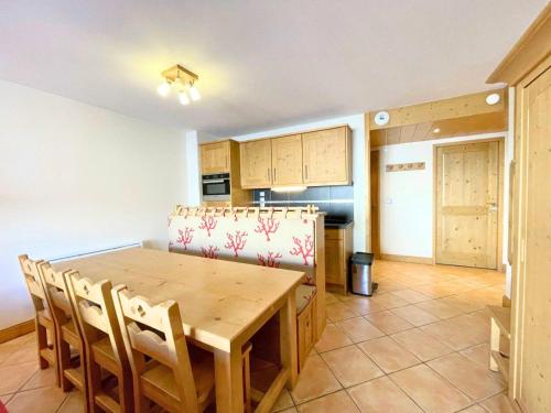 une cuisine et une salle à manger avec une table en bois dans l'établissement Chalet Adele - Pied de piste, appartement spacieux et confortable pour 6 MAE-4564, à Saint-Martin-de-Belleville