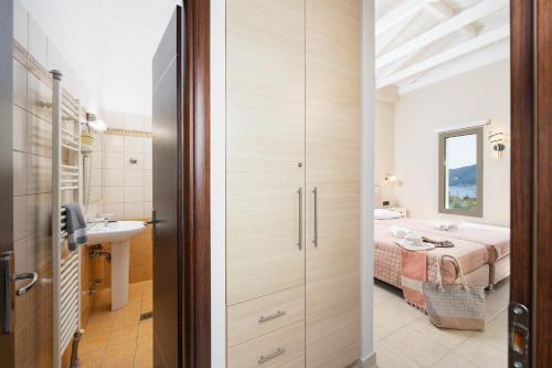 Ένα μπάνιο στο Villa Irineos