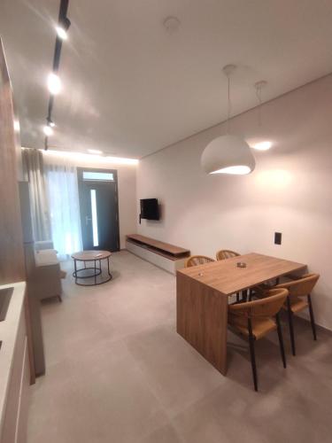 Televisyen dan/atau pusat hiburan di Εolia Central Apartments