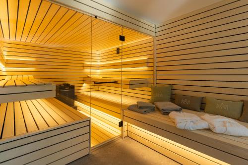 una sauna con un letto al centro di Chalet Bohinj Bliss Wellness and view of Triglav a Bohinj