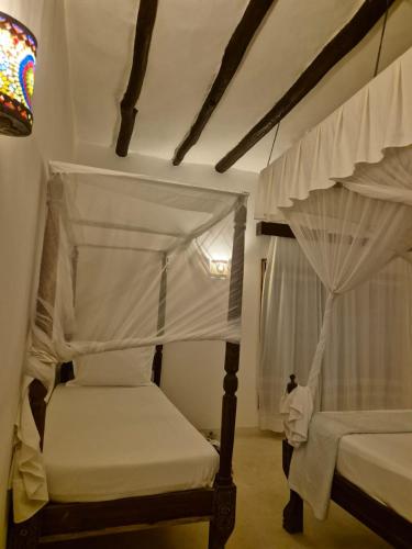 Katil atau katil-katil dalam bilik di Teresita Malindi