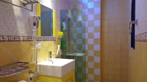 a bathroom with a sink and a mirror at Rainbow B&B in Dahan