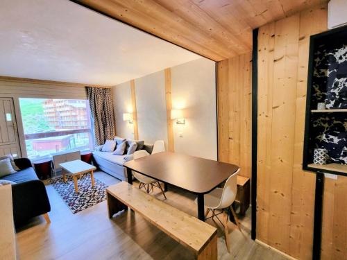 un salon avec une table et un canapé dans l'établissement Résidence Aiguille Rouge - Pieds des pistes appartement 8 personnes MAE-1894, à Arc 2000