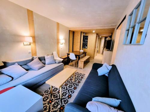 un salon avec un canapé et une table dans l'établissement Résidence Aiguille Rouge - Pieds des pistes appartement 8 personnes MAE-1894, à Arc 2000