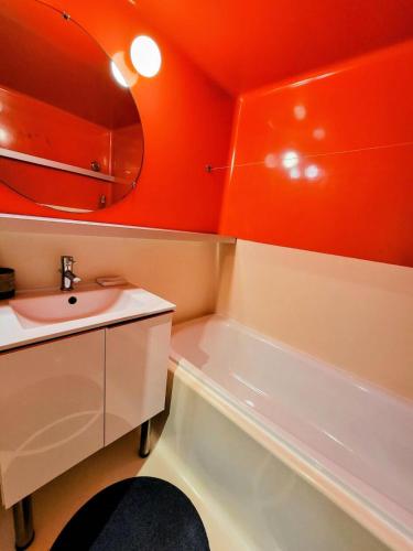une salle de bain avec un lavabo, une baignoire et un miroir dans l'établissement Résidence Aiguille Rouge - Pieds des pistes appartement 8 personnes MAE-1894, à Arc 2000