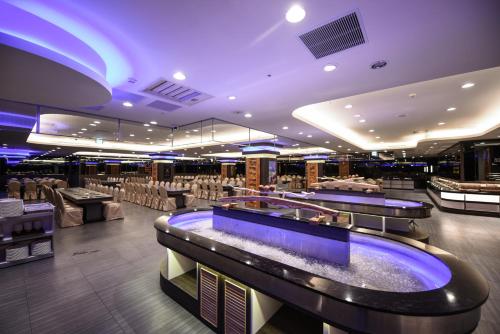 a bar in a restaurant with tables and chairs at Chii Lih Resort in Luye