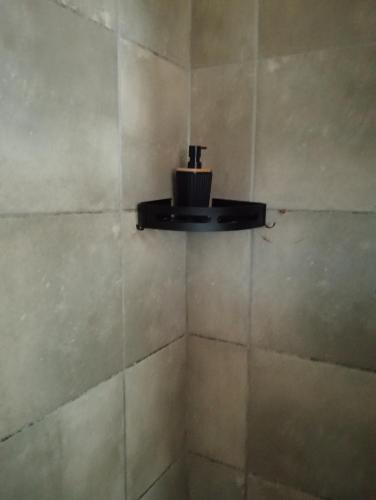 baño con dispensador de jabón en la pared en Mels, en Richards Bay