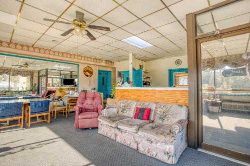 a living room with a couch and a table at Travelers Inn By OYO, Templeton VA in Petersburg