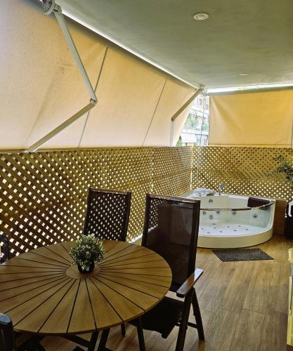 Jenny's Dream Home II Athens Lux 2BR Apt, Hot Tub, CBD, Fast WIFI, Netflix