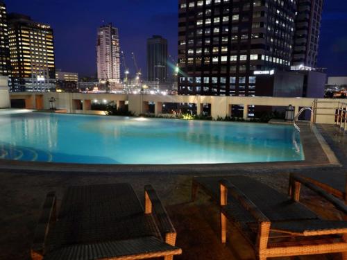 una gran piscina en la azotea de un edificio en Elegant and Modern 2 BR Home Golf Skyline View, en Manila