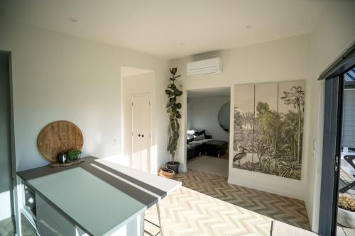 Ένα ή περισσότερα κρεβάτια σε δωμάτιο στο Sunny self contained unit in Shotover