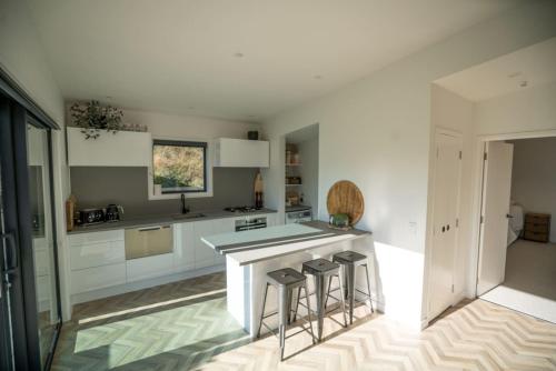 Η κουζίνα ή μικρή κουζίνα στο Sunny self contained unit in Shotover