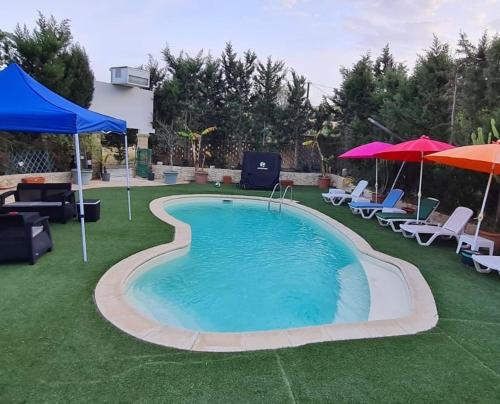 Bazén v ubytování Ain Damous Farmhouse nebo v jeho okolí