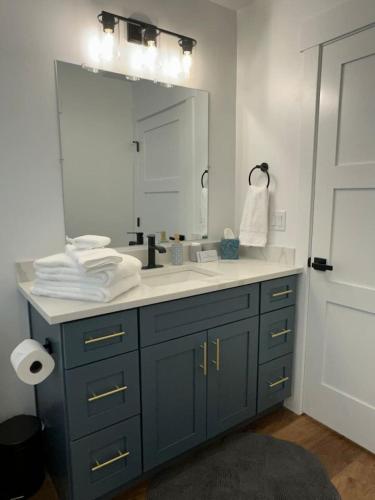 Ένα μπάνιο στο Juneau Ground Floor Oasis A105