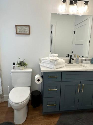 Ένα μπάνιο στο Juneau Ground Floor Oasis A105