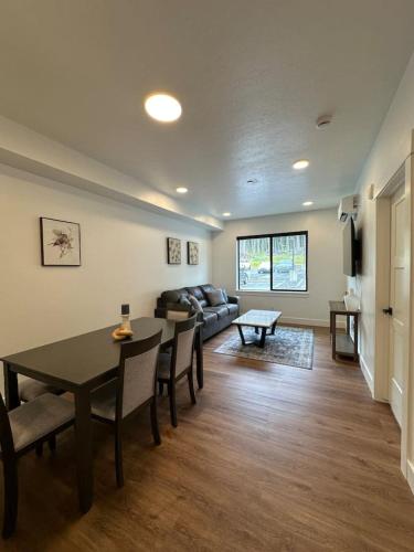 Χώρος καθιστικού στο Juneau Ground Floor Oasis A105