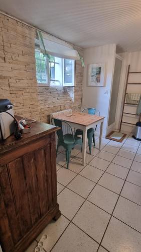 Kuchyň nebo kuchyňský kout v ubytování Studiodinardchezanne