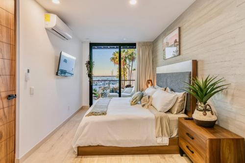 ラパスにあるBaja Dreamscape by Porto Vacanze at Laivaのベッドがあり海が見える寝室