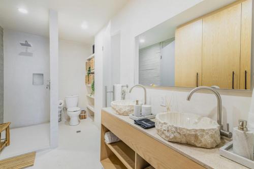 ラパスにあるBaja Dreamscape by Porto Vacanze at Laivaのバスルームには2つの洗面台と2つの鏡がある