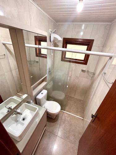 a bathroom with a sink and a toilet at Cabana das Montanhas in Caxias do Sul