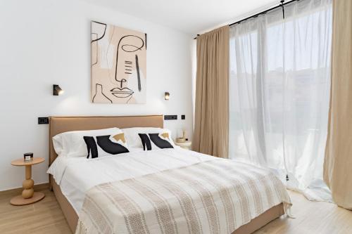 een slaapkamer met een bed en een groot raam bij Light Brisa Apartment in Fuengirola