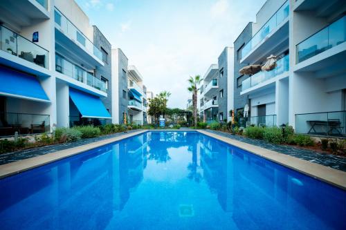 an empty swimming pool in front of a building at Garden Bay Appart'Hôtel in Casablanca
