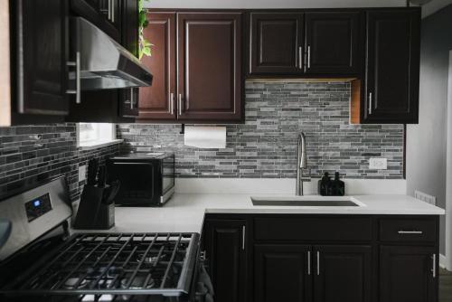 Dapur atau dapur kecil di 2BR w Workspace and Coffee Bar Near Transit