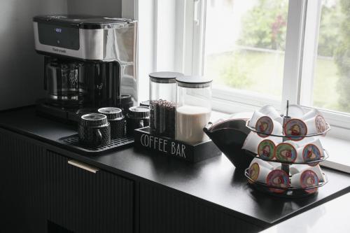 Dapur atau dapur kecil di 2BR w Workspace and Coffee Bar Near Transit