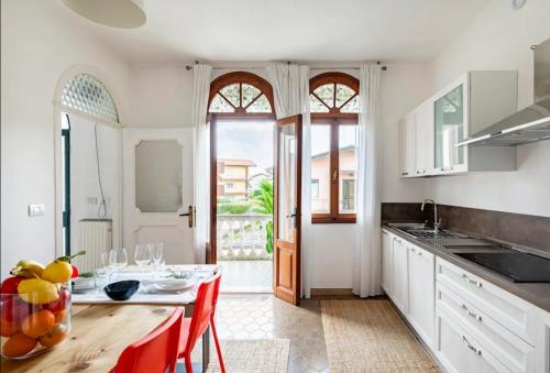 a kitchen with a table with a bowl of fruit on it at Casa del Vigneto in Spinea